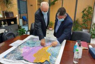 Συνάντηση του Δημάρχου Αχαρνών Σπύρου Βρεττού με τον Καθηγητή Ευθύμιο Λέκκα