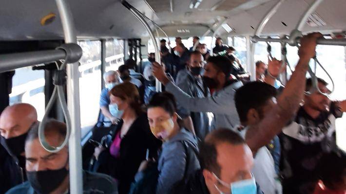 Νέες εικόνες συνωστισμού σε λεωφορείο της διαδρομής Αχαρνές – Ελευσίνα