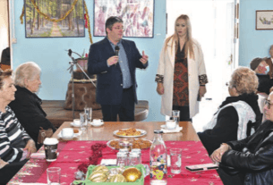 Στη Χριστουγεννιάτικη εκδήλωση του 1ου και 3ου ΚΑΠΗ ο ∆ήμαρχος Σπύρος Βρεττός