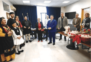 ΧΡΙΣΤΟΥΓΕΝΝΙΑΤΙΚΑ ΚΑΛΑΝΤΑ ΚΑΙ ΕΥΧΕΣ ΣΤΟΝ ΔΗΜΑΡΧΟ Σπ. ΒΡΕΤΤΟ ΑΠΟ ΣΥΛΛΟΓΟΥΣ ΚΑΙ ΣΧΟΛΕΙΑ ΤΗΣ ΠΟΛΗΣ