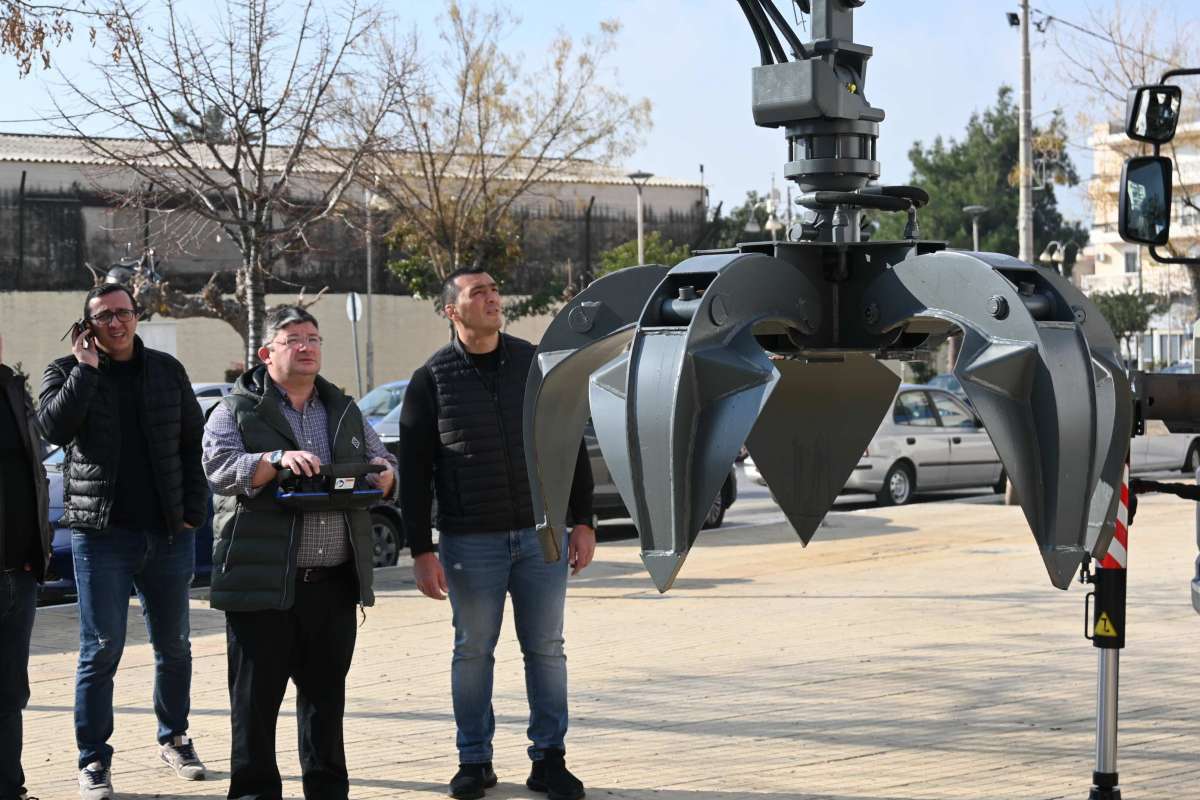 Ενισχύεται ο στόλος των μηχανημάτων της Καθαριότητας του ∆ήμου Αχαρνών. Αποκτήθηκε φορτηγό με γερανό και αρπάγη
