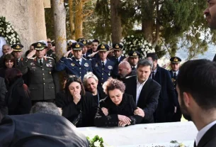 Πτώση Phantom F-4: Ο σπαραγμός των γονιών του υποσμηναγού Τουρούτσικα στην ταφή του – Δείτε φωτογραφίες