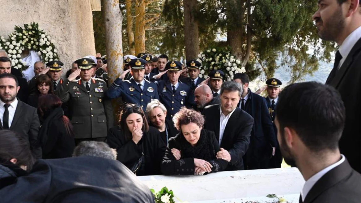 Πτώση Phantom F-4: Ο σπαραγμός των γονιών του υποσμηναγού Τουρούτσικα στην ταφή του – Δείτε φωτογραφίες