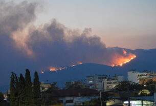 Η εξέλιξη της φωτιάς στα δυτικά της Πάρνηθας – δύσκολο το βράδυ