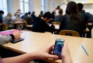 Κρήτη: Διευθυντής Γυμνασίου:  Βάζει τέλος στα κινητά  μέσα στο σχολείο.