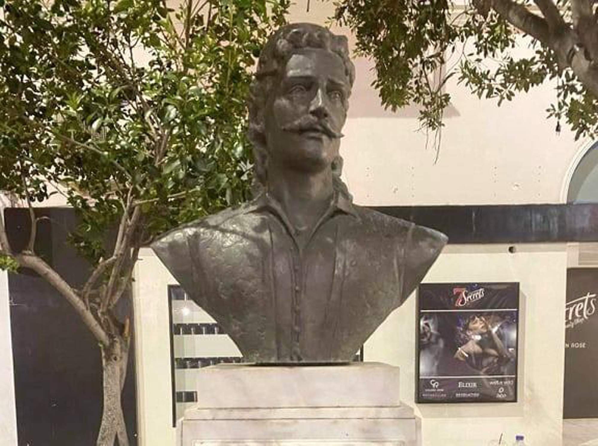 Έκλεψαν την προτομή του Μητρολέκκα από την Πλατεία του Μενιδίου