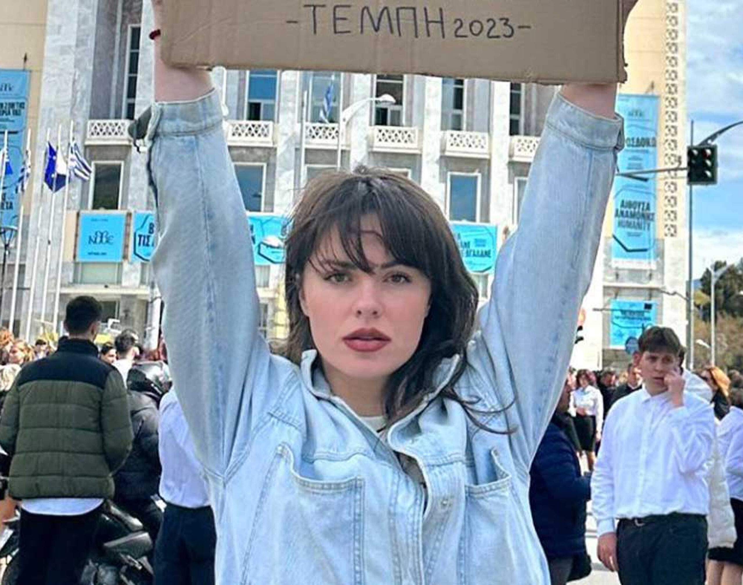 Τέμπη :  Συγκλόνισε η επιζήσασα Ευδοκία Τσαγκλή, παρέλασε με πανό…
