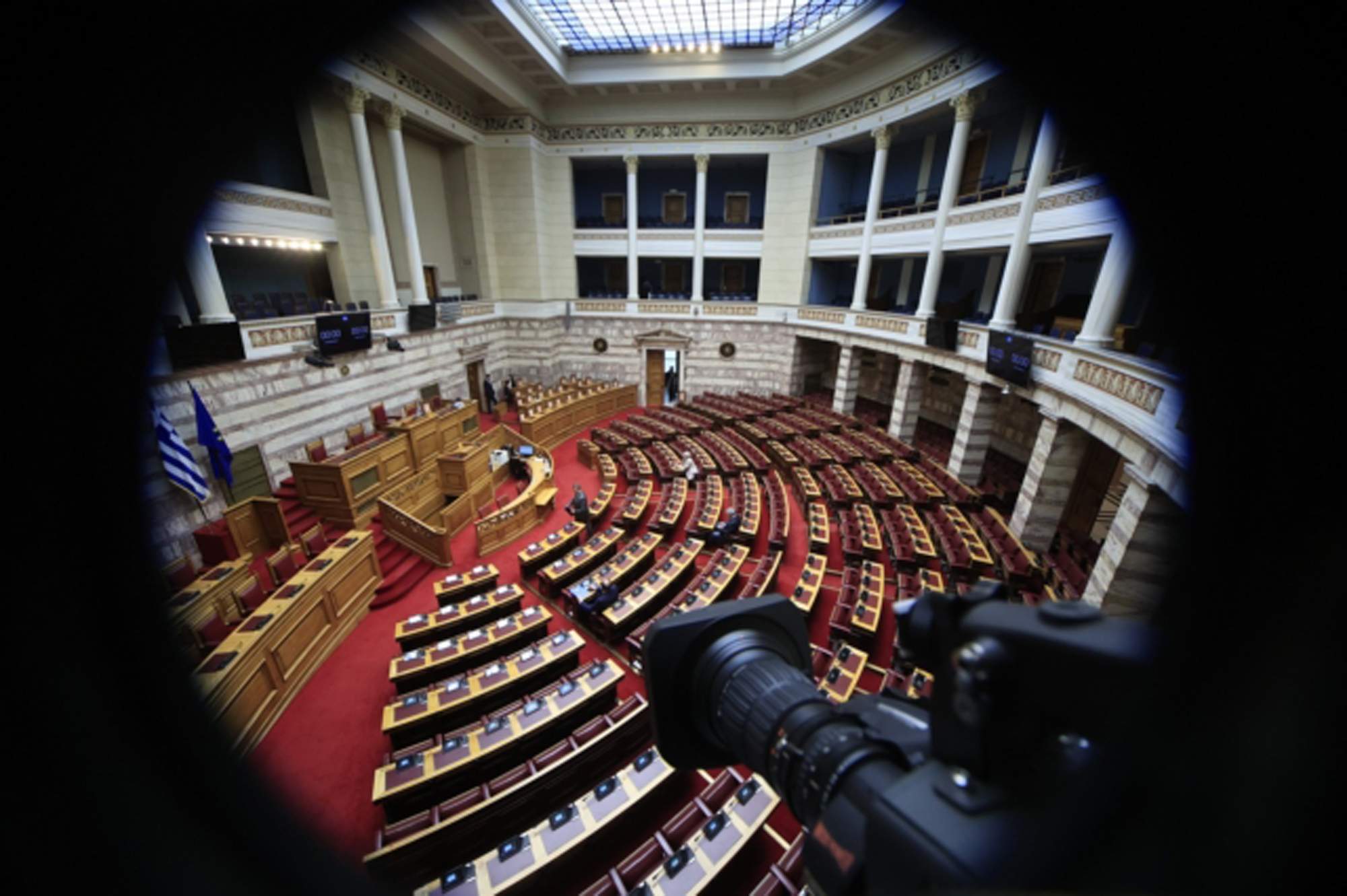 Κατατέθηκε η πρόταση δυσπιστίας  κατά  της κυβέρνησης.  Ξεκινά, άμεσα η συζήτηση.