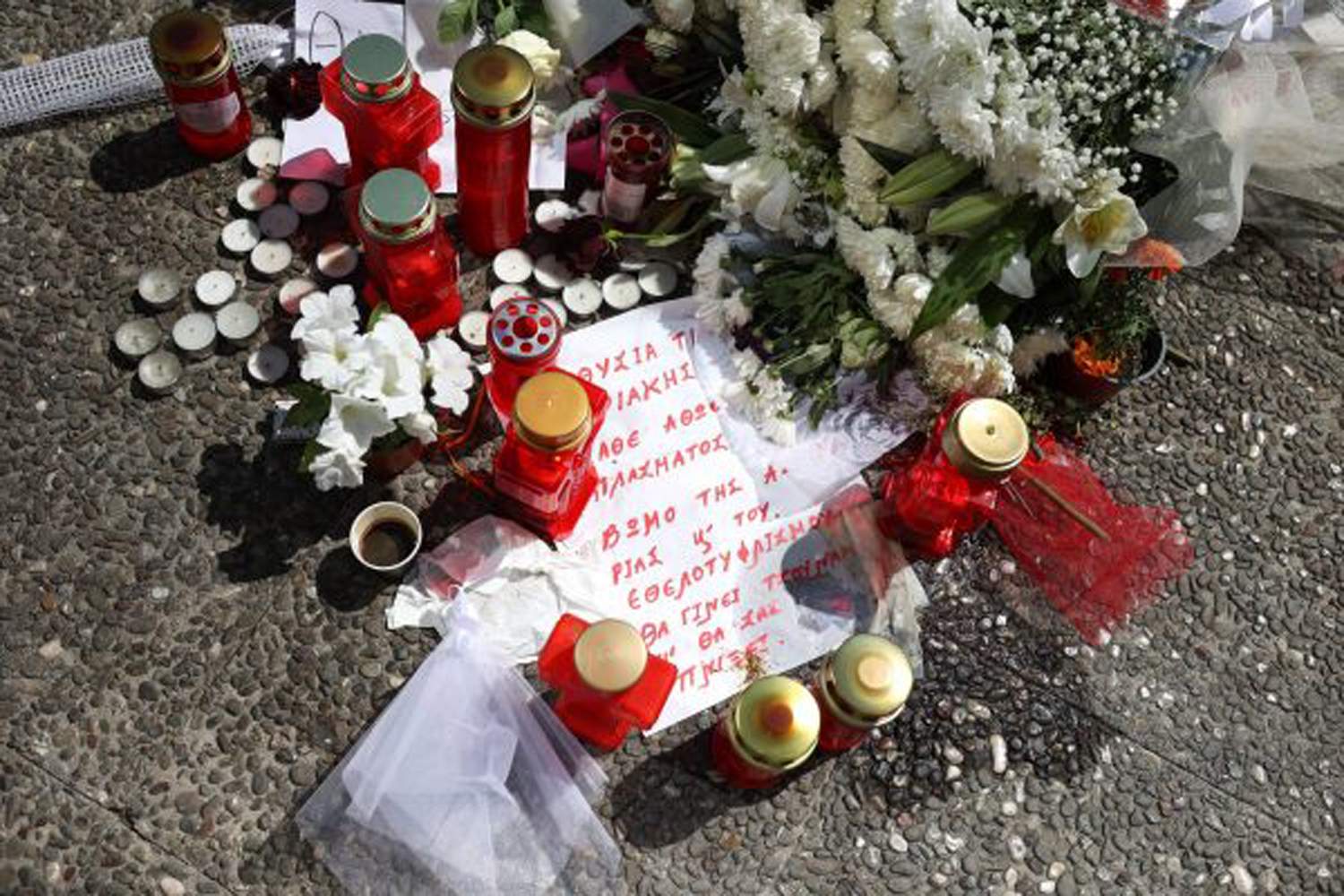 Το τραγούδι των μαθητών έξω από Α.Τ. Αγίων Αναργύρων.  «Με οργή τραγουδάω, ακούστε με όλοι…»