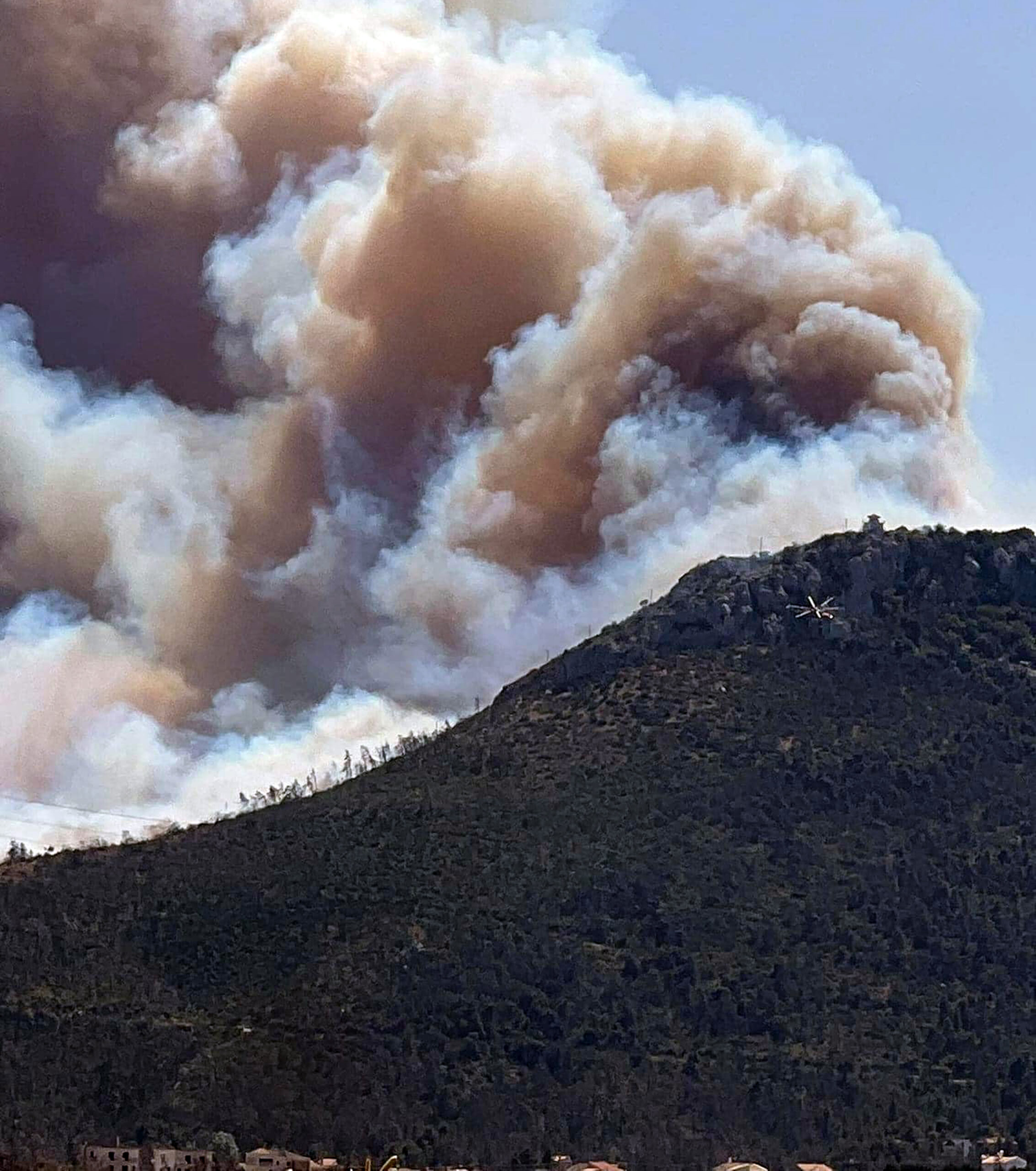 Φωτιά στην Πάρνηθα – Μεγάλη κινητοποίηση επίγειων και εναέριων μέσων- Εστάλη 112
