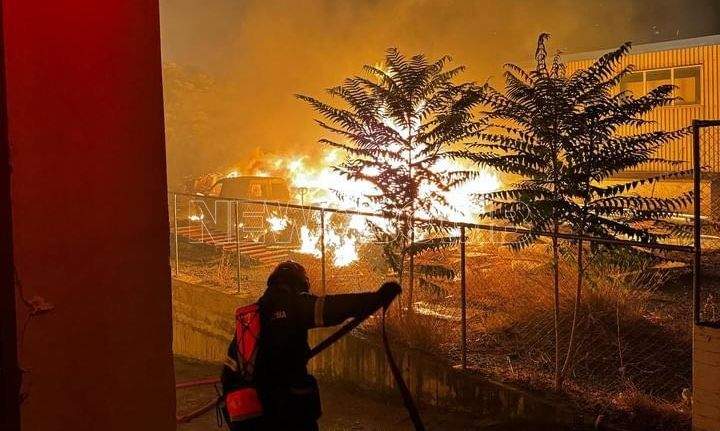Φωτιά Μενίδι: Νέο μήνυμα του 112 – «Κλείστε πόρτες και παράθυρα»