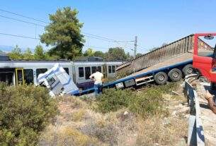 Σύγκρουση τρένου με φορτηγό  στην  Αυλίδα.