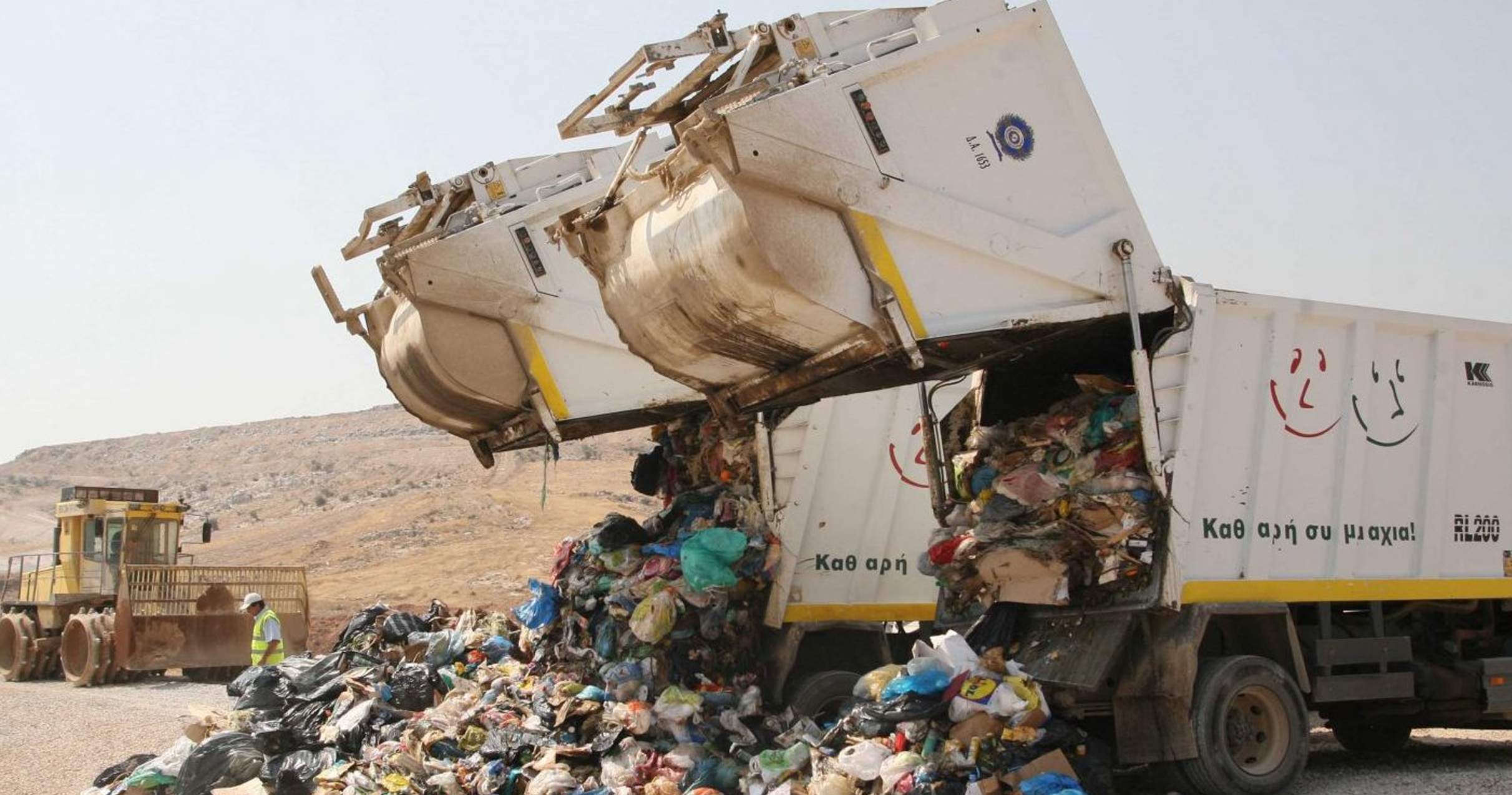 ΧΥΤΑ Φυλής: Φρικτό εργατικό δυστύχημα – Νεκρός οδηγός απορριμματοφόρου.