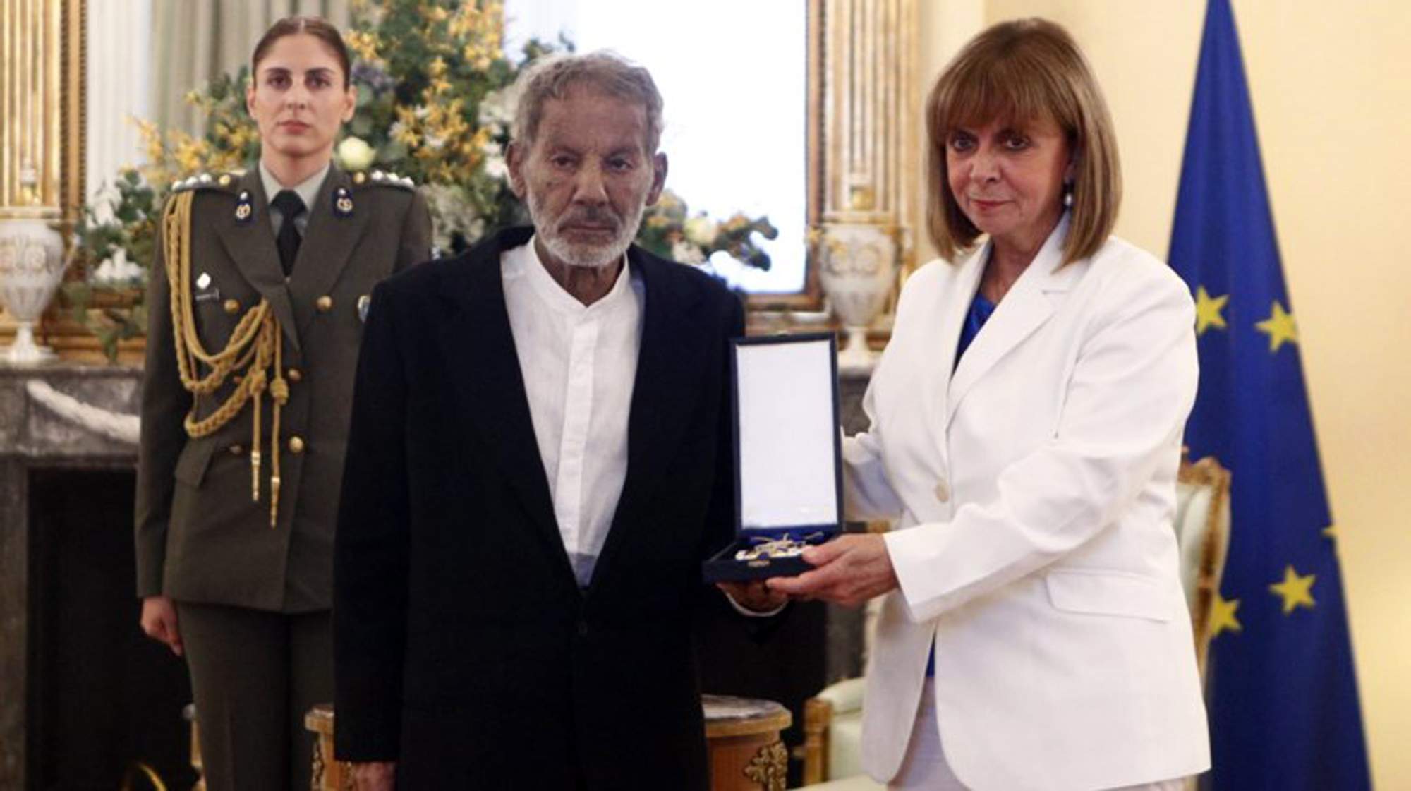 Ύψιστη τιμή στον Σταύρο Ξαρχάκο από την ΠτΔ: Του απένειμε το παράσημο του Ανώτερου Ταξιάρχη Τάγματος της Τιμής