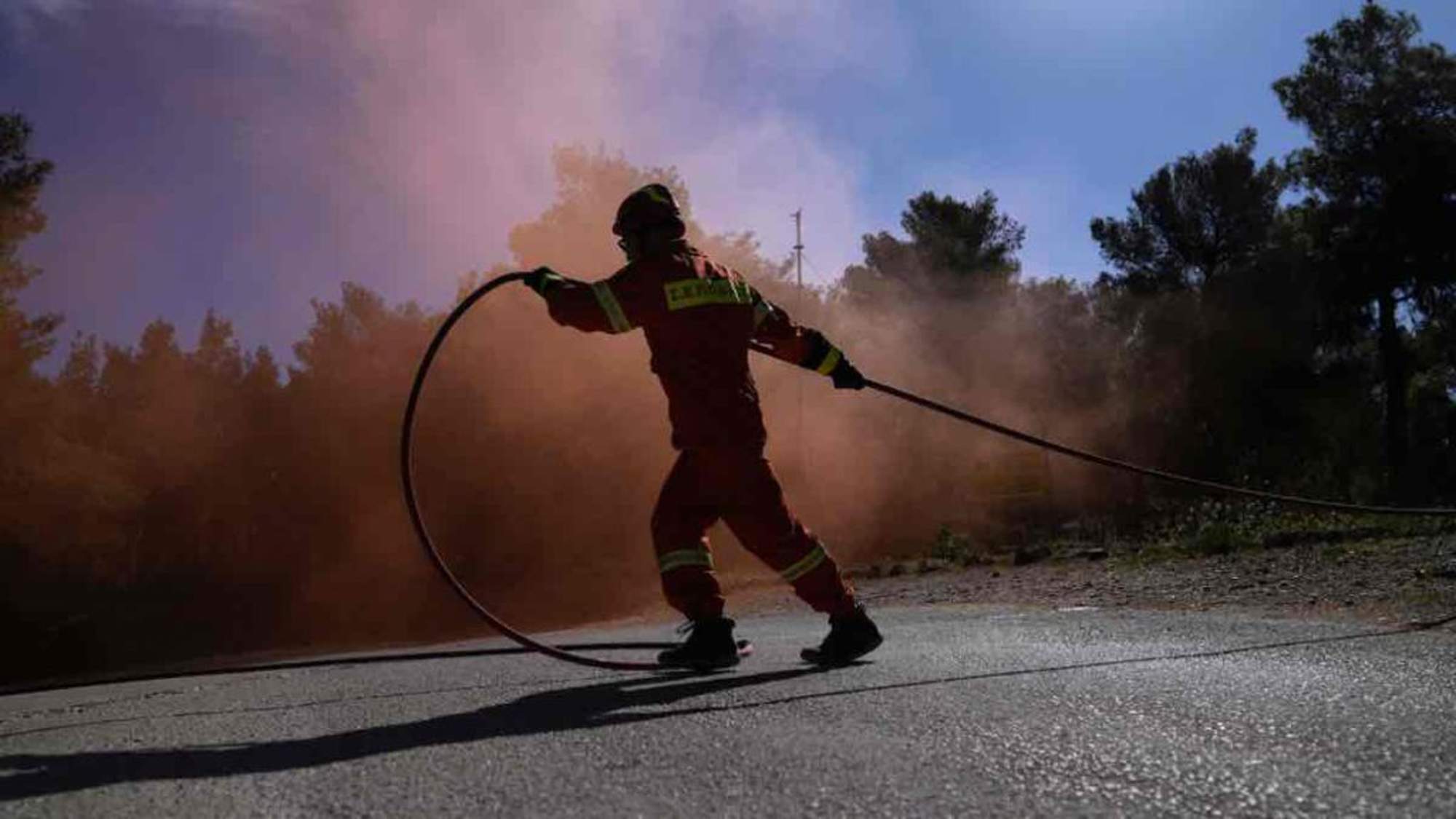 Πεντέλη:  Στάχτη έγινε η αναδάσωση του 2001 – Η μεγαλύτερη καταστροφή από το 1998.