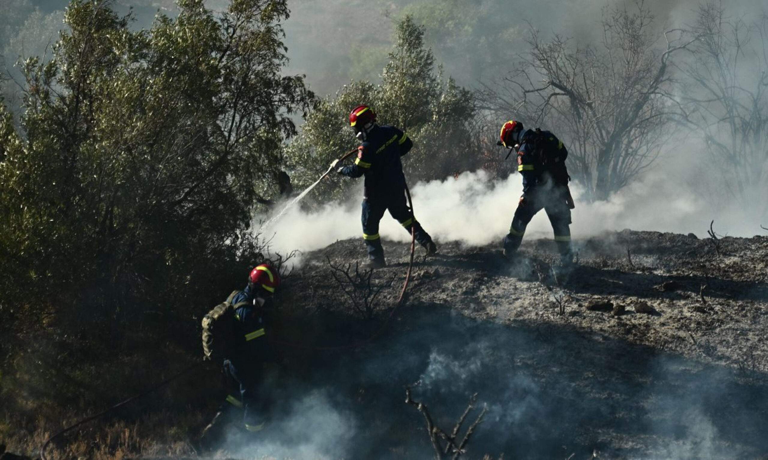 Ανεξέλεγκτη η φωτιά στην Αττική – Κρίσιμα τα μέτωπα σε Πεντέλη και Γραμματικό