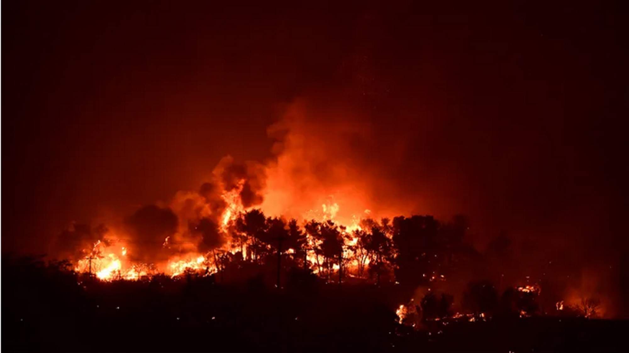 Δύσκολη νύχτα για την Αττική – Εκτός ελέγχου η φωτιά που ξεκίνησε από τον Βαρνάβα – Πάνω από 10 μηνύματα από το 112 (upd)
