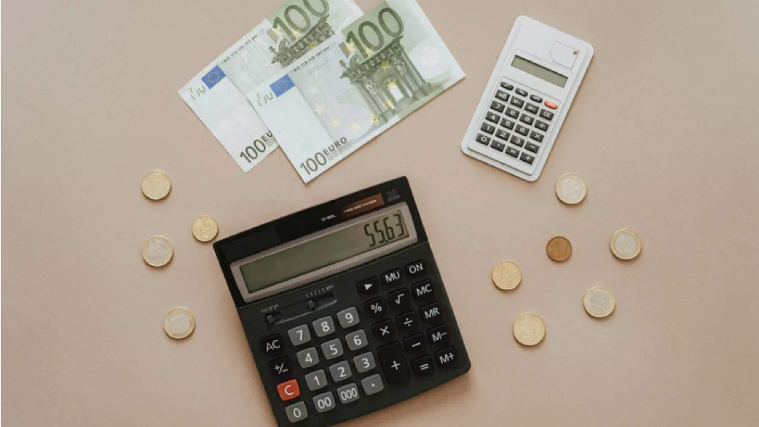 «Καπέλο» έως 300 ευρώ σε ελεύθερους επαγγελματίες. Ποιοι θα καταβάλουν πρόσθετες εισφορές.
