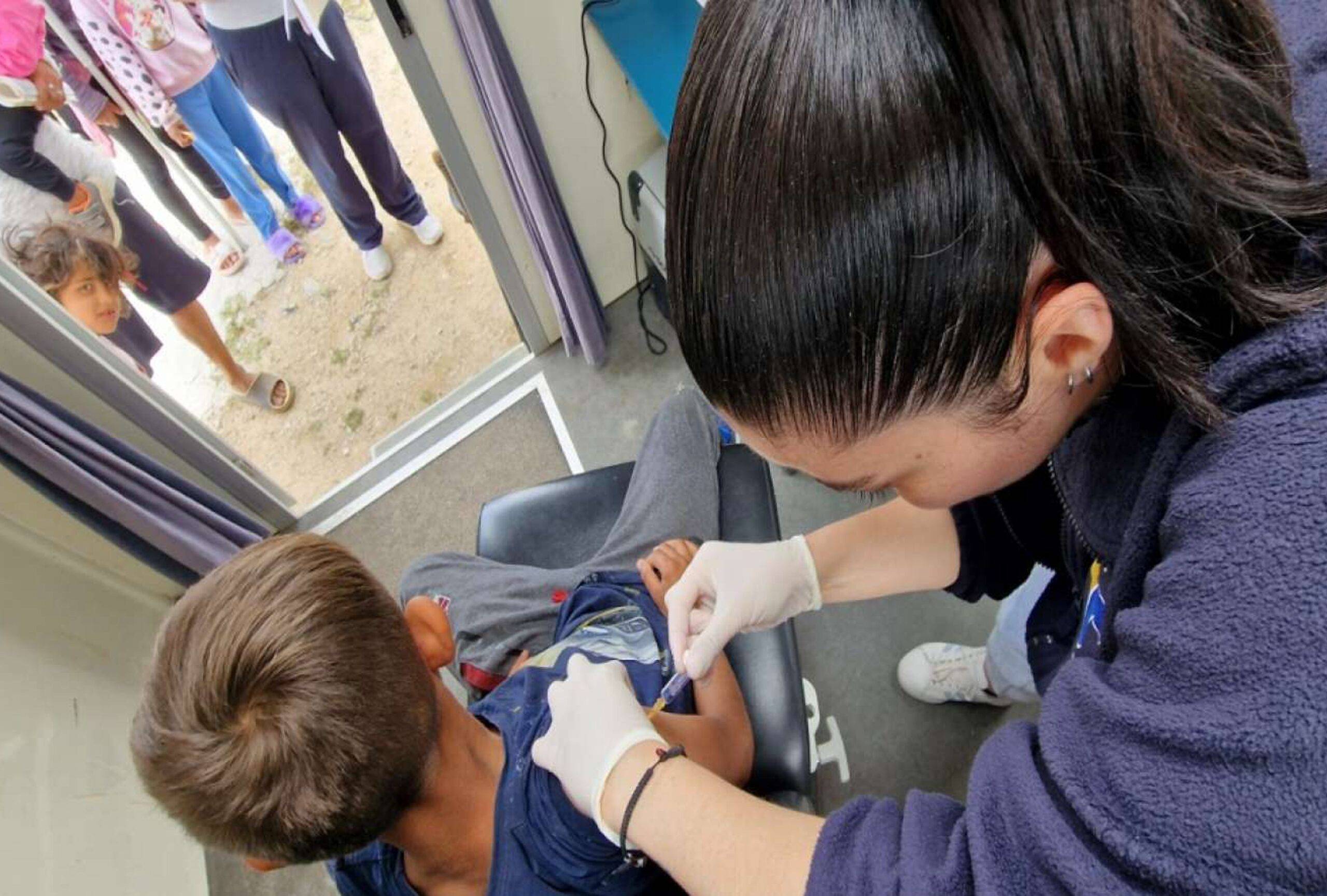 Εμβολιασμοί παιδιών Ρομά από τον ΕΟΔΥ και το Παράρτημα Ρομά του Διευρυμένου Κέντρου Κοινότητας Δήμου Αχαρνών