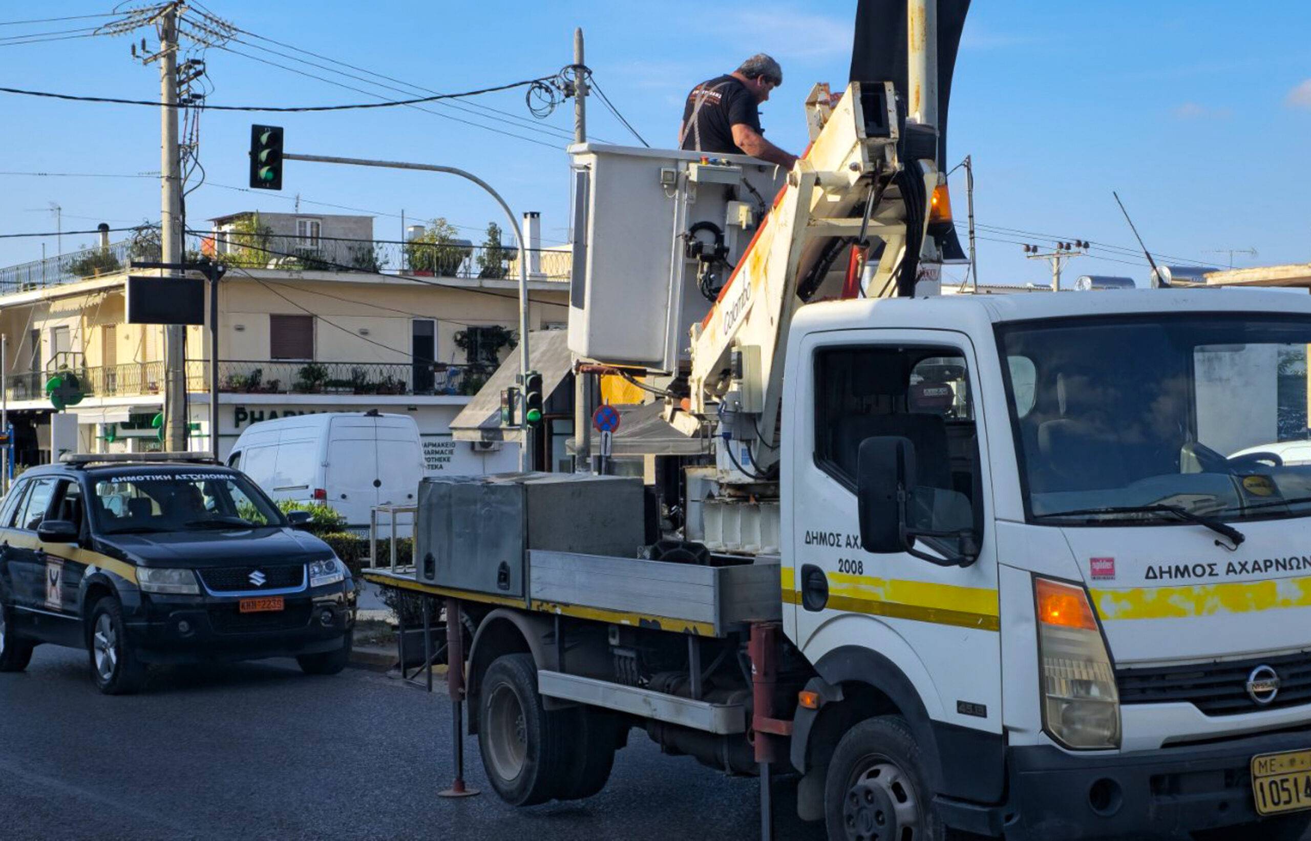 Αφαίρεση παράνομων διαφημιστικών πινακίδων από τη Δημοτική Αστυνομία Αχαρνών