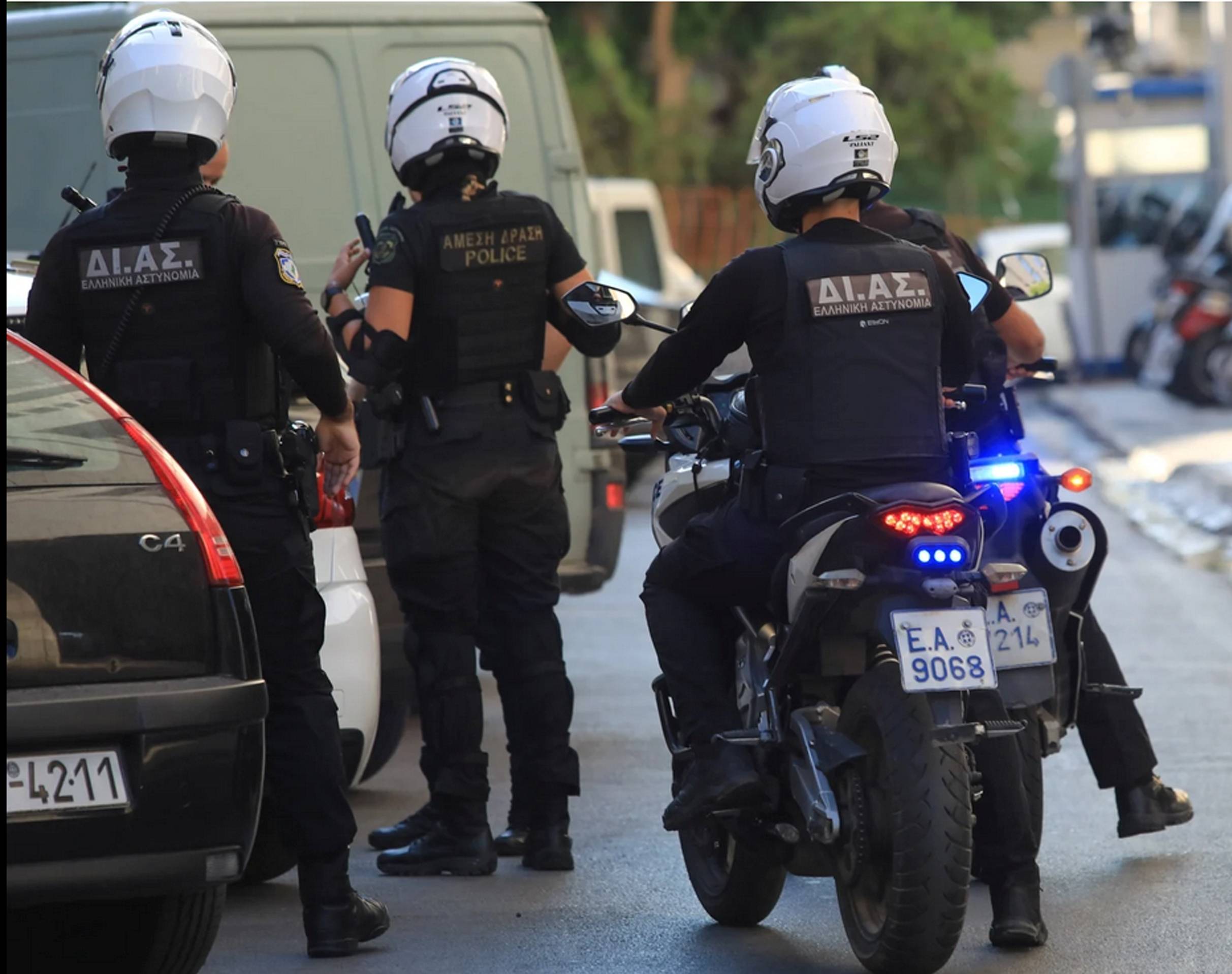 Αλβανός στο Μενίδι πέταξε στον δρόμο χειροβομβίδες, φυσίγγια και πυροκροτητές!