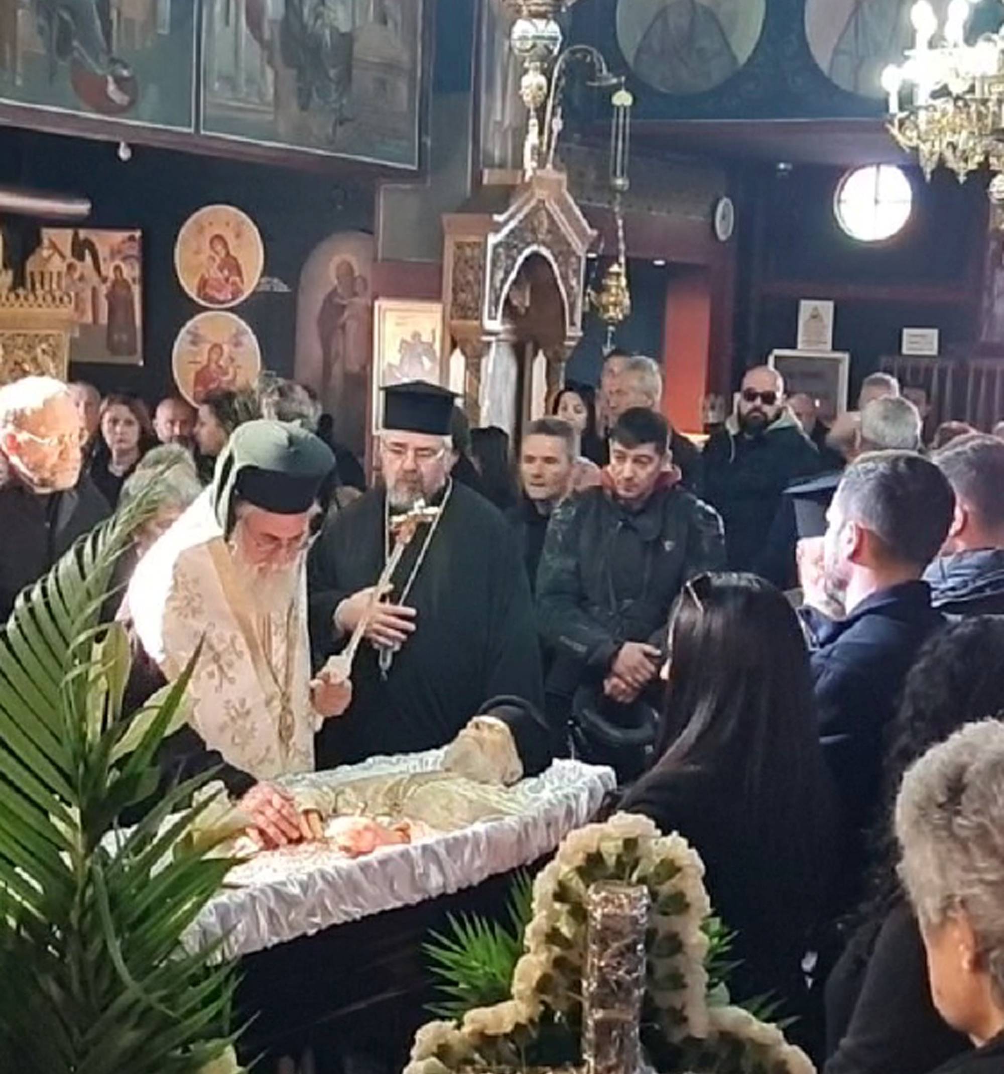 Εξόδιος ακολουθία μακαριστού πατρός Αθανασίου Νικολού στον Ιερό Ναό Αγίων Κωνσταντίνου και Ελένης στον Κόκκινο Μύλο