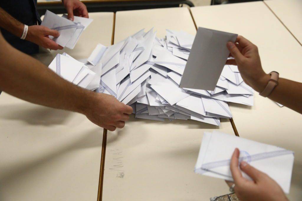 Εκλογολογία με φόντο την εκκαθάριση των εκλογικών καταλόγων .