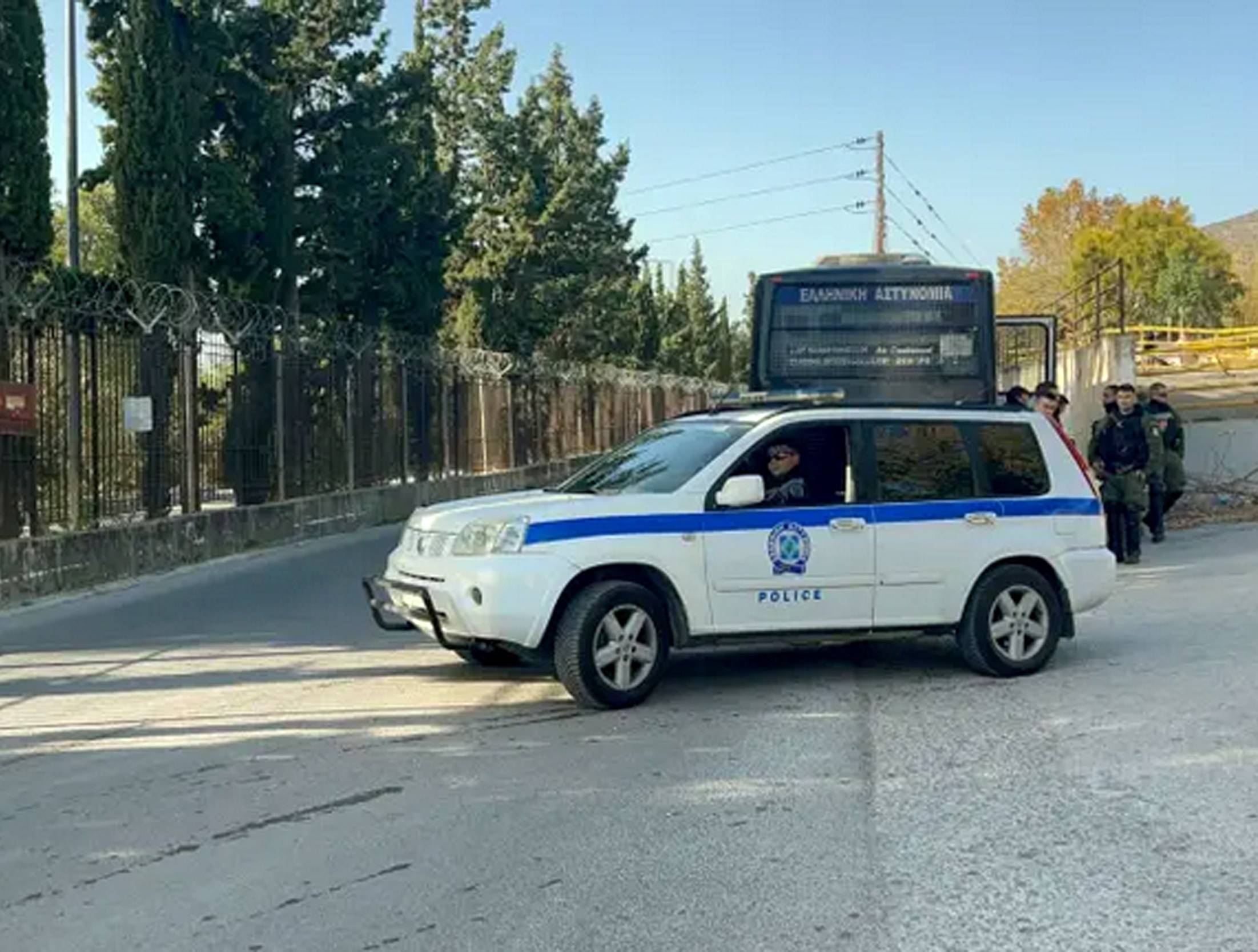 Αχαρνές: 13 συλλήψεις για ναρκωτικά, παράνομη οπλοκατοχή κ.α. στην ευρεία Αστυνομική Επιχείρηση στον οικισμό Καποτά.