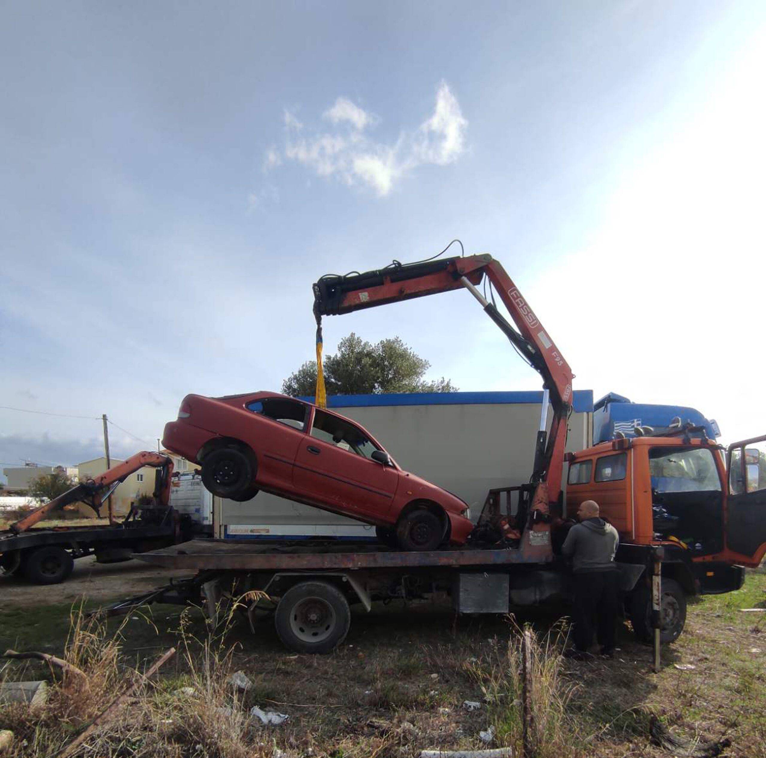 Εγκαταλειμμένα οχήματα απομάκρυνε η Δημοτική Αστυνομία Αχαρνών
