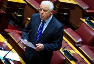 Συντηρεί την κόντρα με τον Θεοδωρικάκο ο Βλάχος – Νέες αιχμές από τον «γαλάζιο» βουλευτή