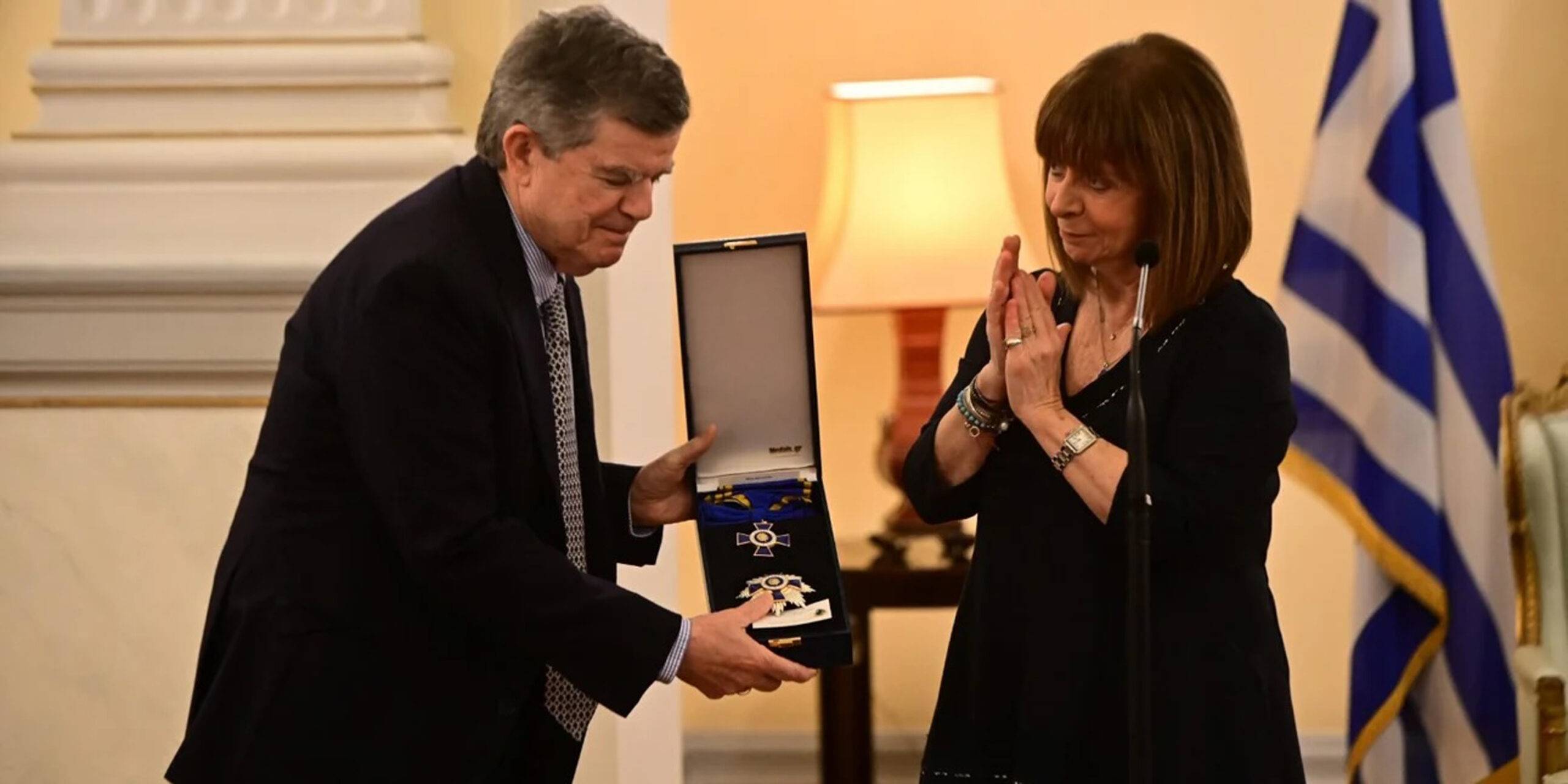 Το παράσημο του Μεγαλόσταυρου του Τάγματος της Τιμής στον Αθανάσιο Μαρτίνο