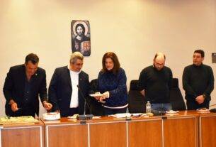 Με τις ευλογίες της Εκκλησίας και Βασιλόπιτα του Δημοτικού Συμβουλίου για το 2025.
