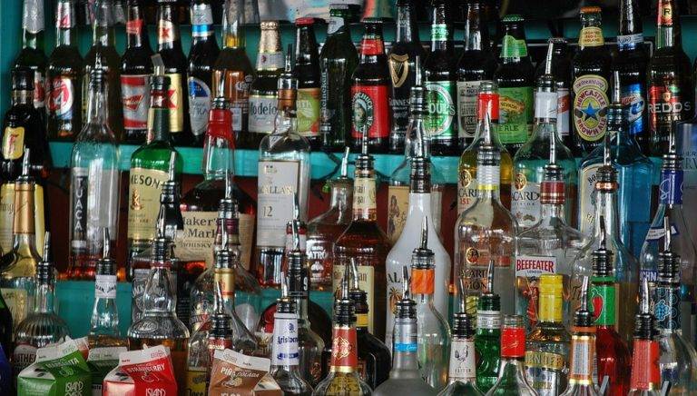 Με τη συνδρομή της ΕΛΑΣ η απαγόρευση πώλησης αλκοόλ και τσιγάρων σε ανηλίκους.