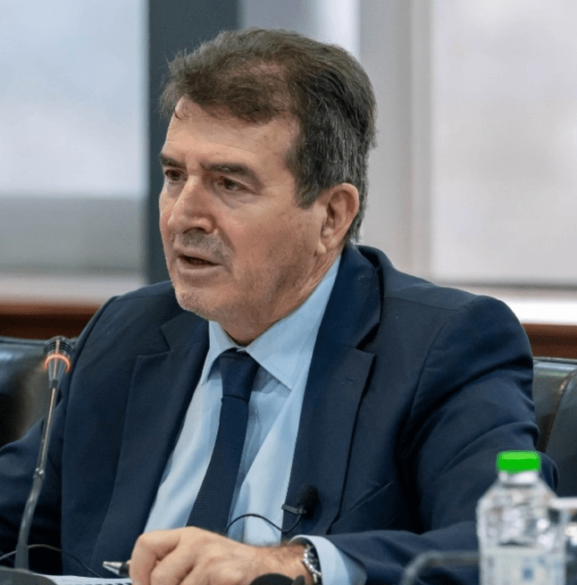 Χρυσοχοΐδης: Ενισχύεται η ασφάλεια των επιβατών σε λεωφορεία και προαστιακό της Δυτικής Αθήνας με 130 αστυνομικούς