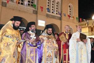 Κατανυκτική η συνάντηση των Επιταφίων στην πλατεία Αγίου Βλασίου στις Αχαρνές.