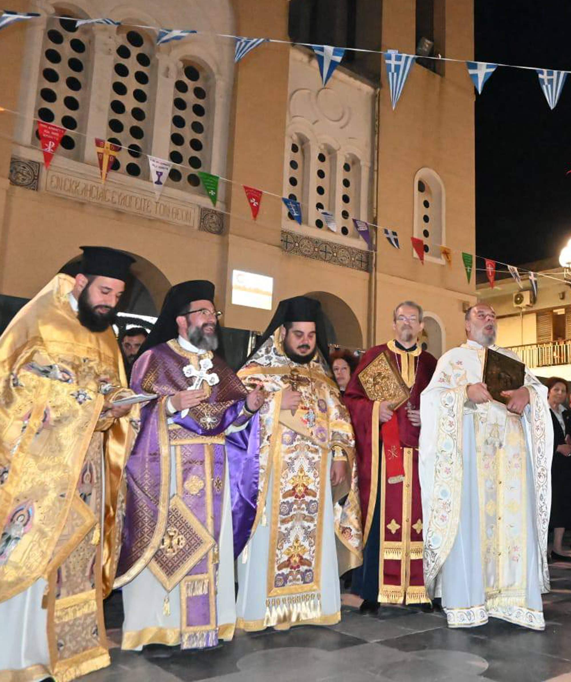 Κατανυκτική η συνάντηση των Επιταφίων στην πλατεία Αγίου Βλασίου στις Αχαρνές.