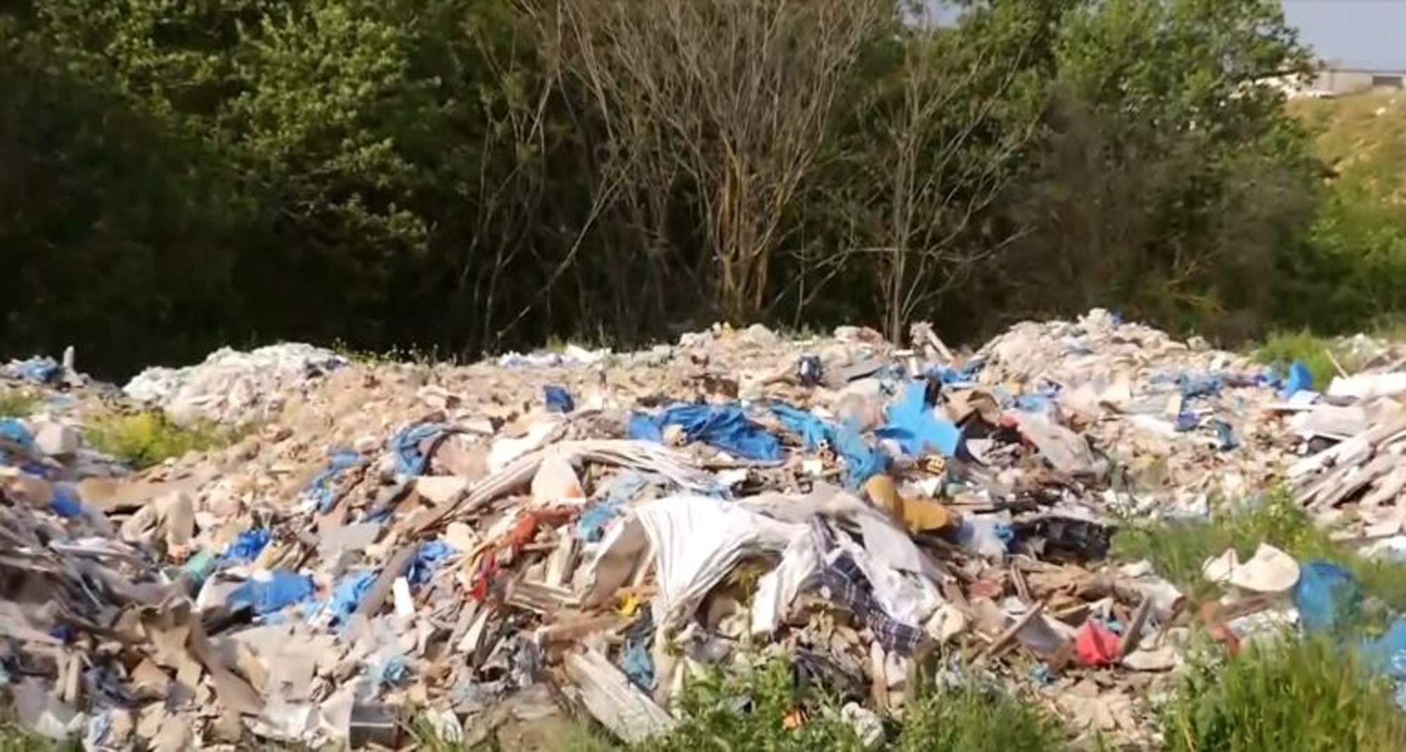 Απορρίμματα από το Τζάνειο Νοσοκομείο βρέθηκαν στην κοίτη του Κηφισού στις Αχαρνές