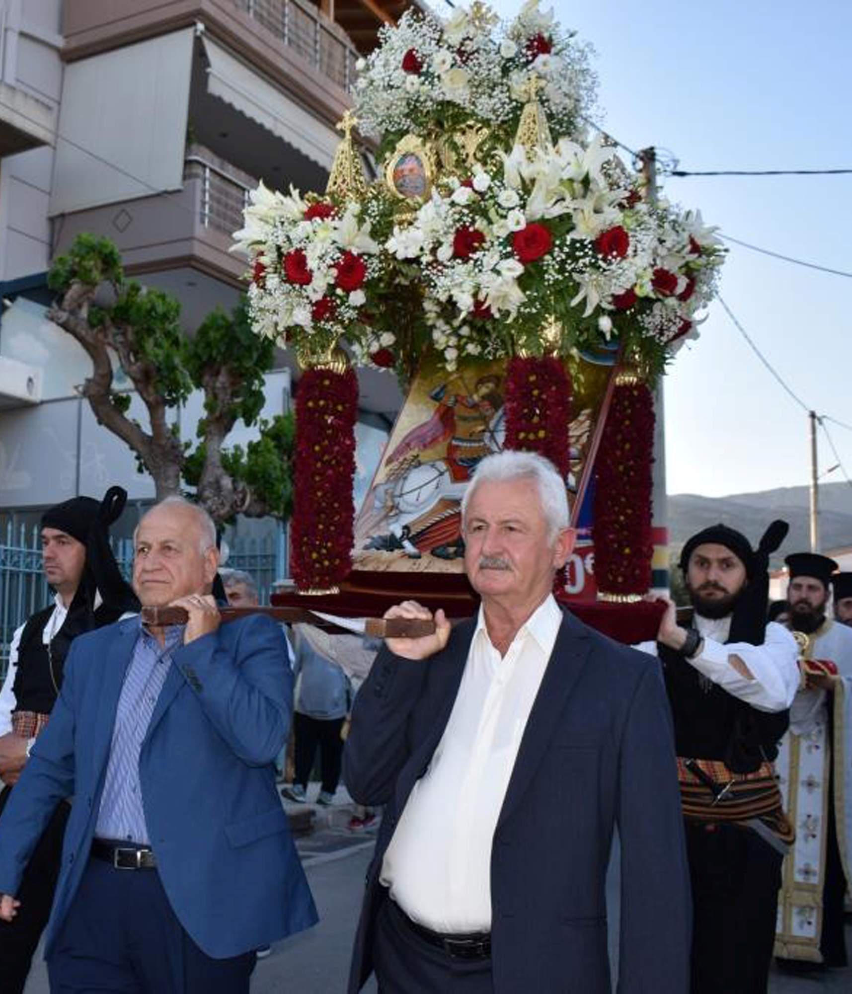 Με μεγαλοπρέπεια η λιτάνευση της εικόνας του Αγίου Γεωργίου Λίμνης Άνω Λιοσίων