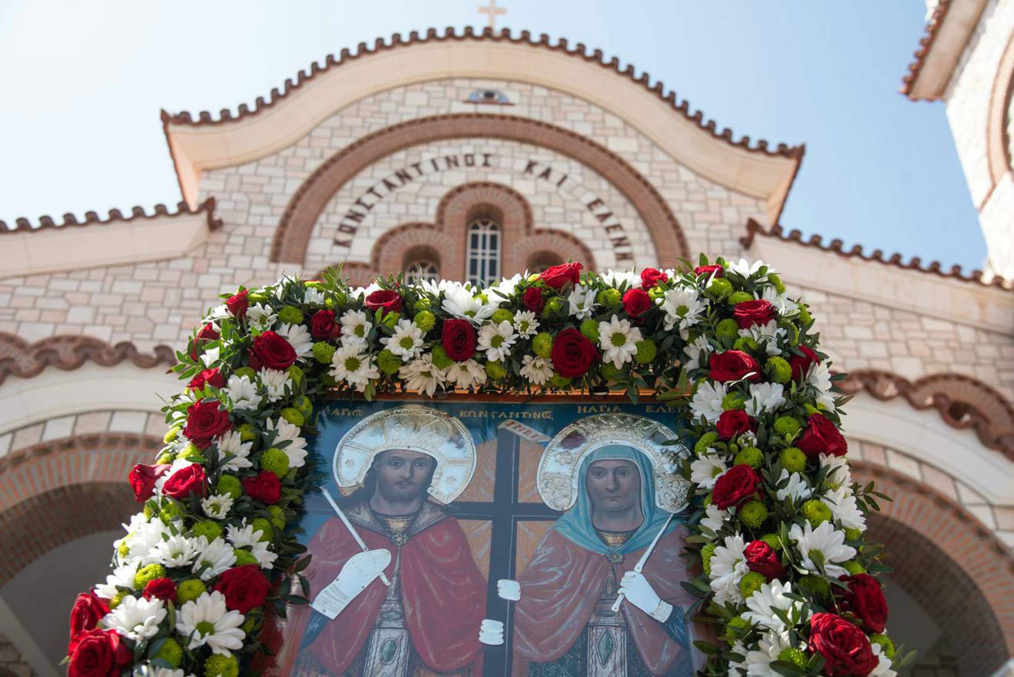 Παράδοση και συγκινητικές Χειροτονίες ο εορτασμός των Αγίων Κωνσταντίνου κι Ελένης στον Πολιούχο Ιερό Ναό Άνω Λιοσίων