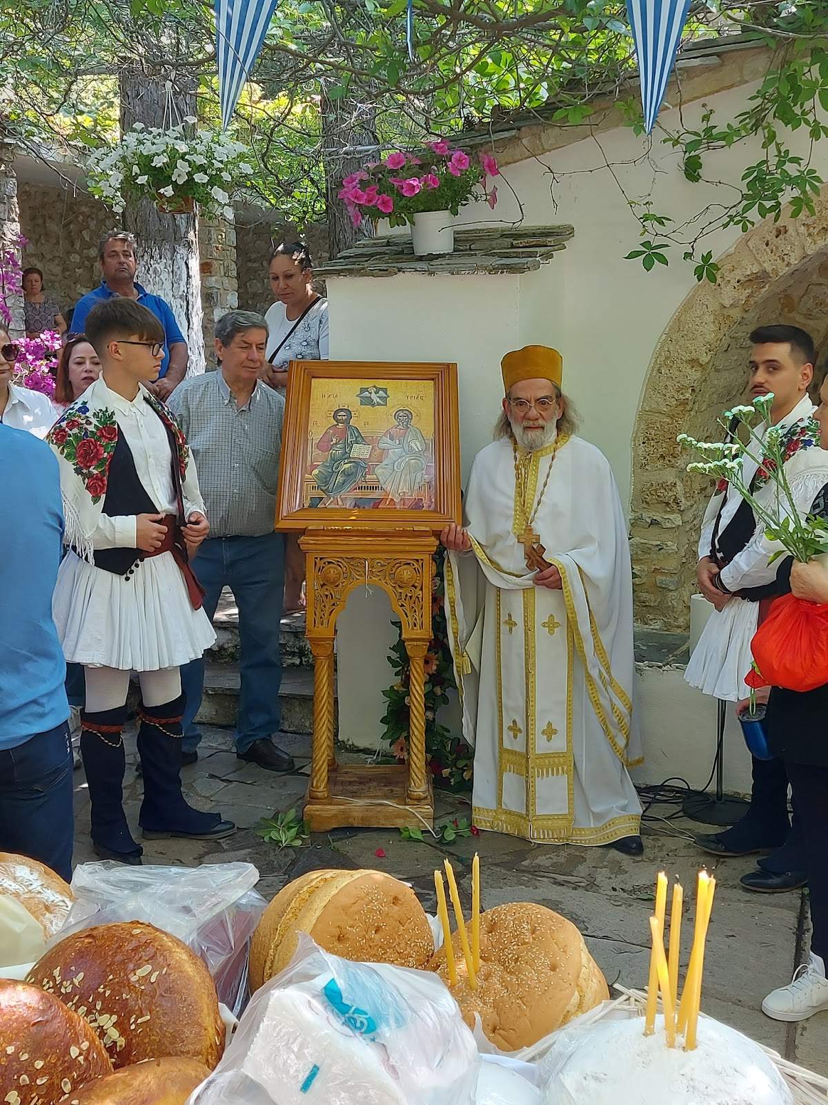 Με κατάνυξη και νότες Αρβανίτικης Παράδοσης ο εορτασμός στο εκκλησάκι της Αγίας Τριάδας στην Πάρνηθα