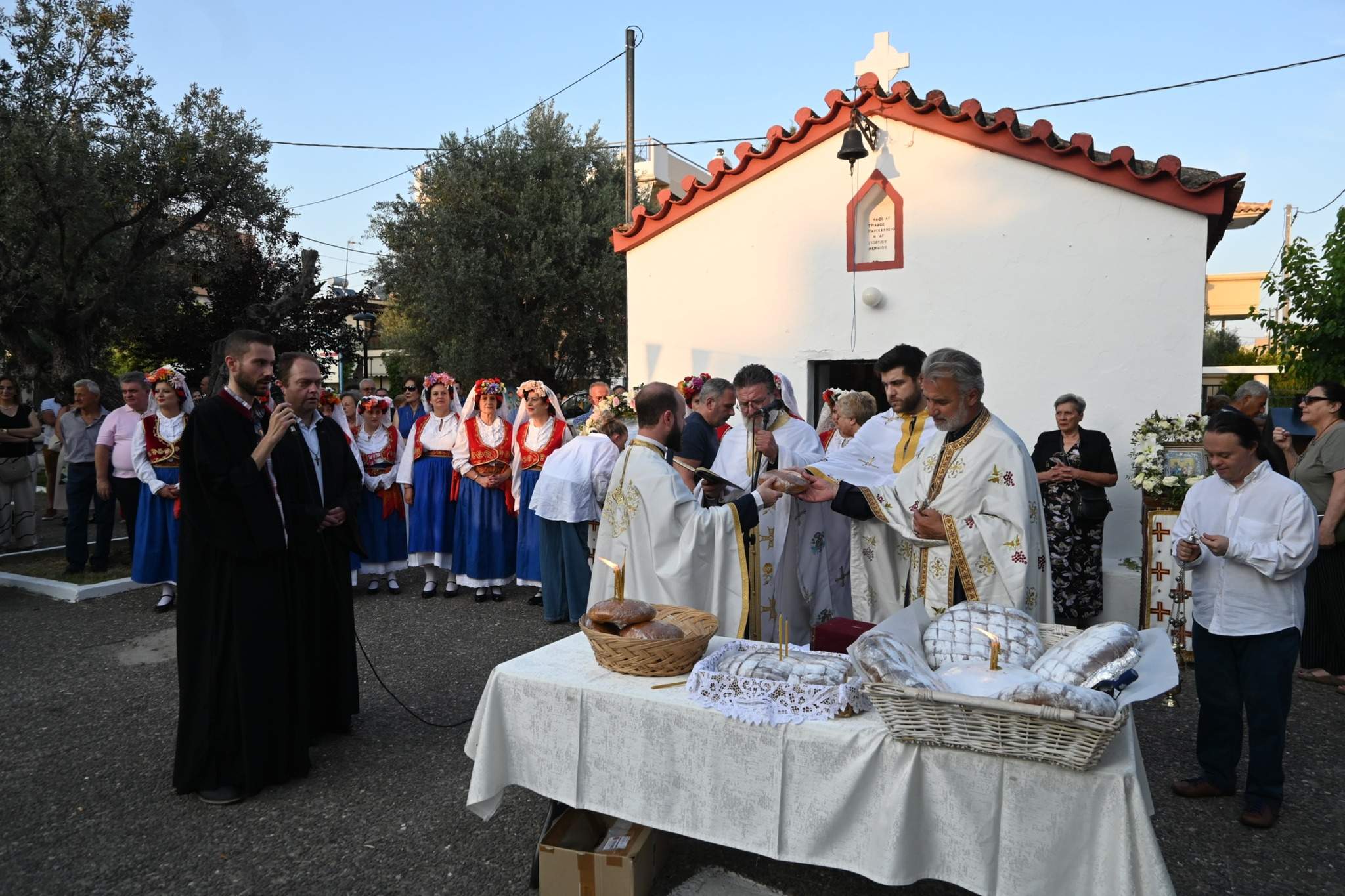 Παραδοσιακό αυθεντικό γλέντι στον εορτασμό της Αγίας Τριάδας στη  Λαθέα