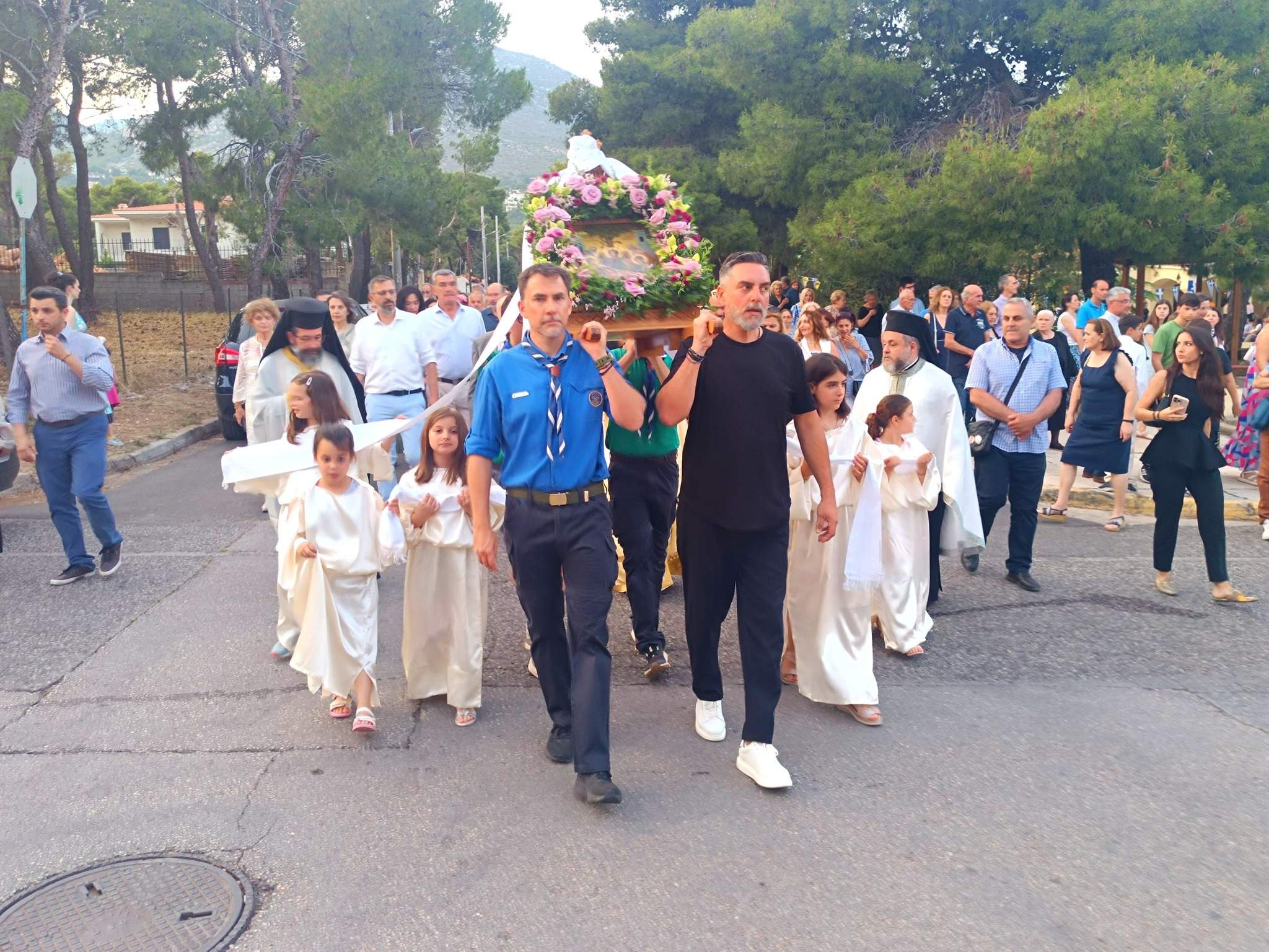 Με λαμπρότητα ο Πανηγυρικός Εσπερινός στον Ιερό Ναό Αγίας Τριάδος Θρακομακεδόνων