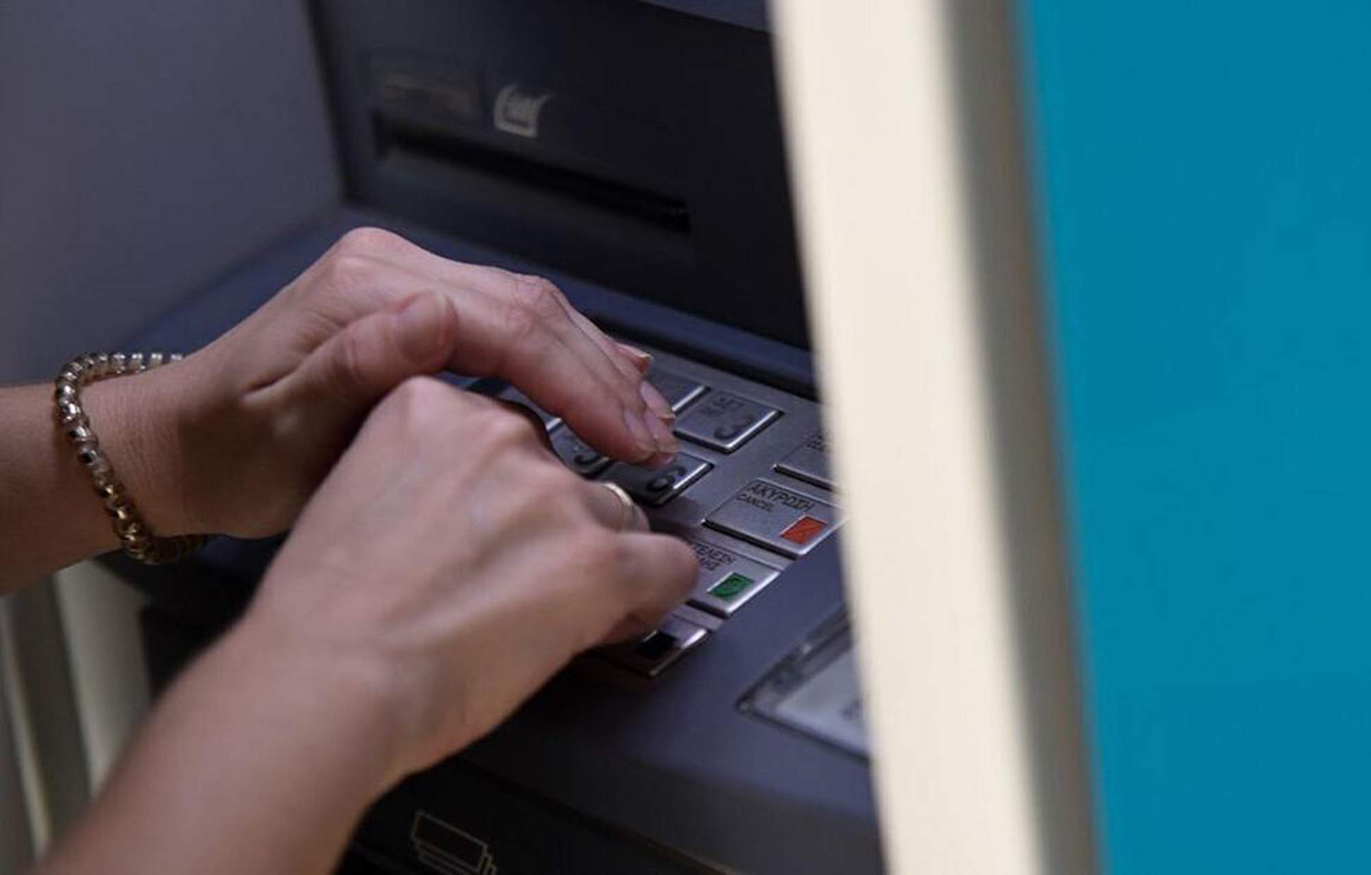 Κυβερνητική παρέμβαση για τα ATM Τραπεζών: Κανένα παράθυρο χρεώσεων δύο ταχυτήτων δεν πρόκειται να ισχύσει.