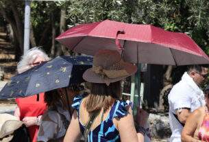 Καιρός: Βροχές και πτώση της θερμοκρασίας, αλλά ο καύσωνας δεν το βάζει κάτω.