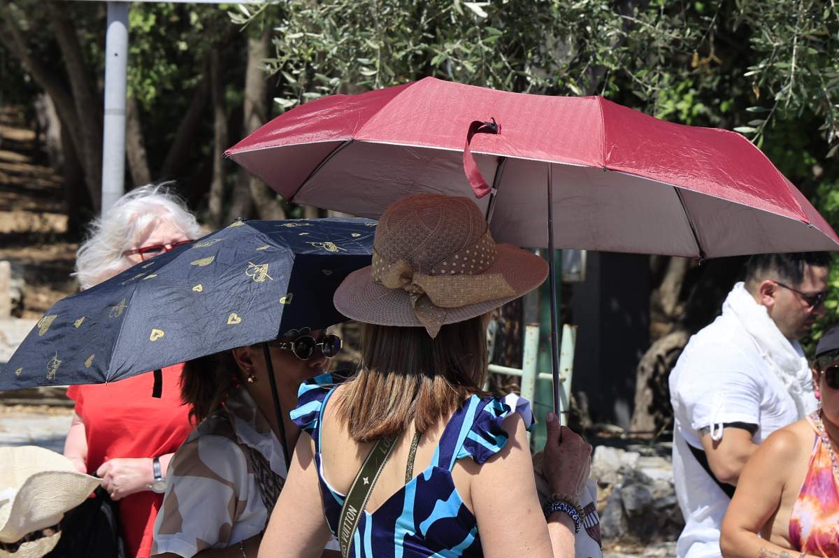Καιρός: Βροχές και πτώση της θερμοκρασίας, αλλά ο καύσωνας δεν το βάζει κάτω.