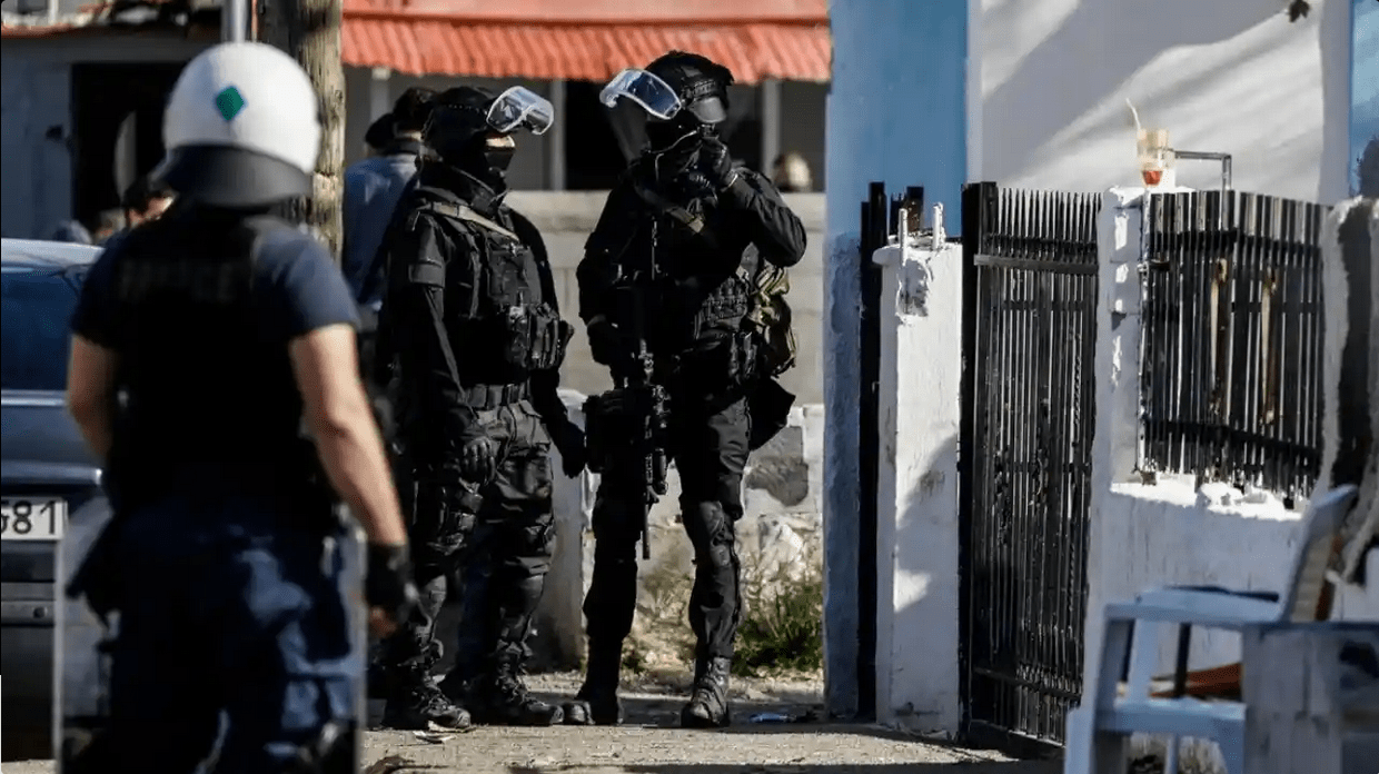 Σαρωτική επιχείρηση της ΕΛ.ΑΣ. σε Φυλή και Αχαρνές. Οκτώ συλλήψεις για ναρκωτικά, ρευματοκλοπή και παραβάσεις.