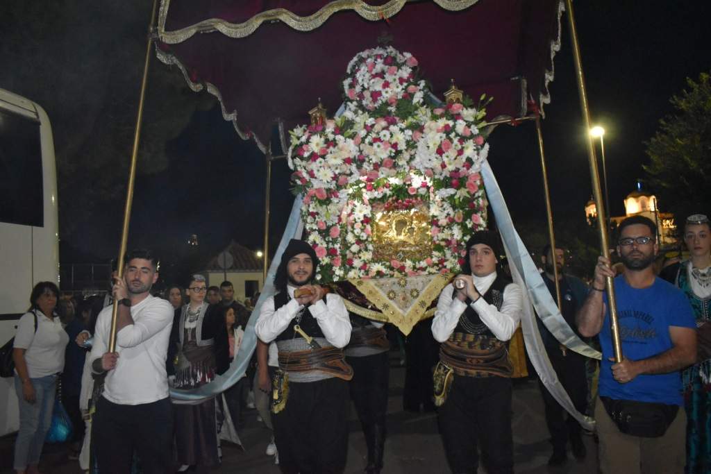 Μεγαλοπρέπεια και πλήθος πιστών κι επισήμων στον Αρχιερατικό Εσπερινό της Παναγίας Κανάλας Φυλής.