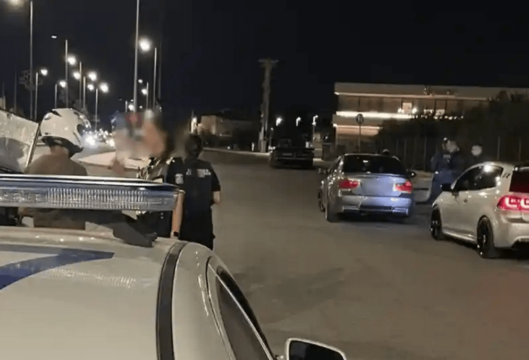 Ίλιον – Πετρούπολη: Μοίρασαν κλήσεις, μάζεψαν διπλώματα και… «τσάκωσαν» καταζητούμενο.