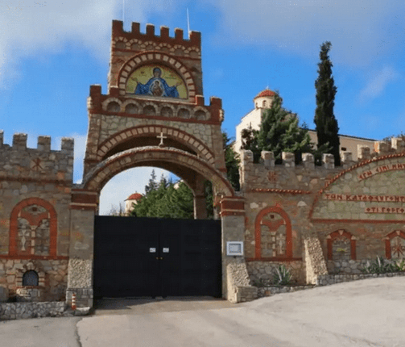 Σήμερα  8 Σεπτεμβρίου, ημέρα του Γενεσίου της Θεοτόκου, εορτάζει η  Ιερά Μονή Παναγίας Γοργοεπήκοου στη Μάνδρα.