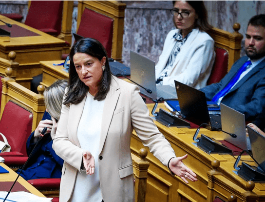 Ψηφίστηκε το εργασιακό νομοσχέδιο: Όλες οι αλλαγές – Τι ισχύει για 13ωρο, 4ήμερη εργασία, άδειες